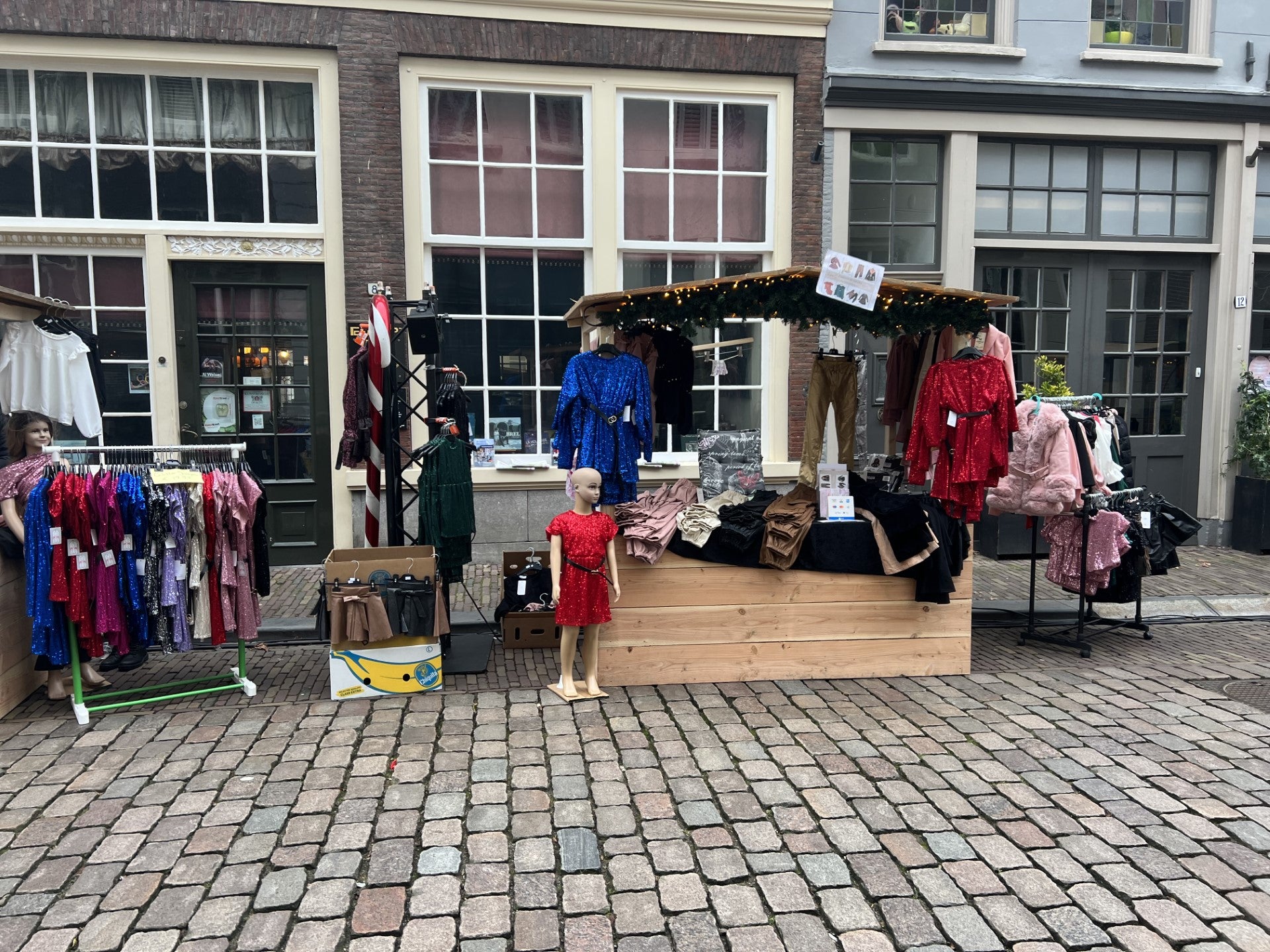 Een Magische Kerstbraderie in Dordrecht: Glitter Jurkjes Schitteren als Sterren