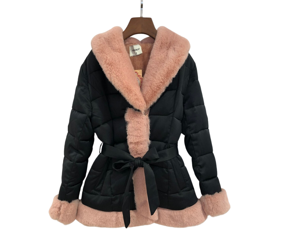 Fashion by Livana | Trendy zwarte winter jas met roze fuzzy bont