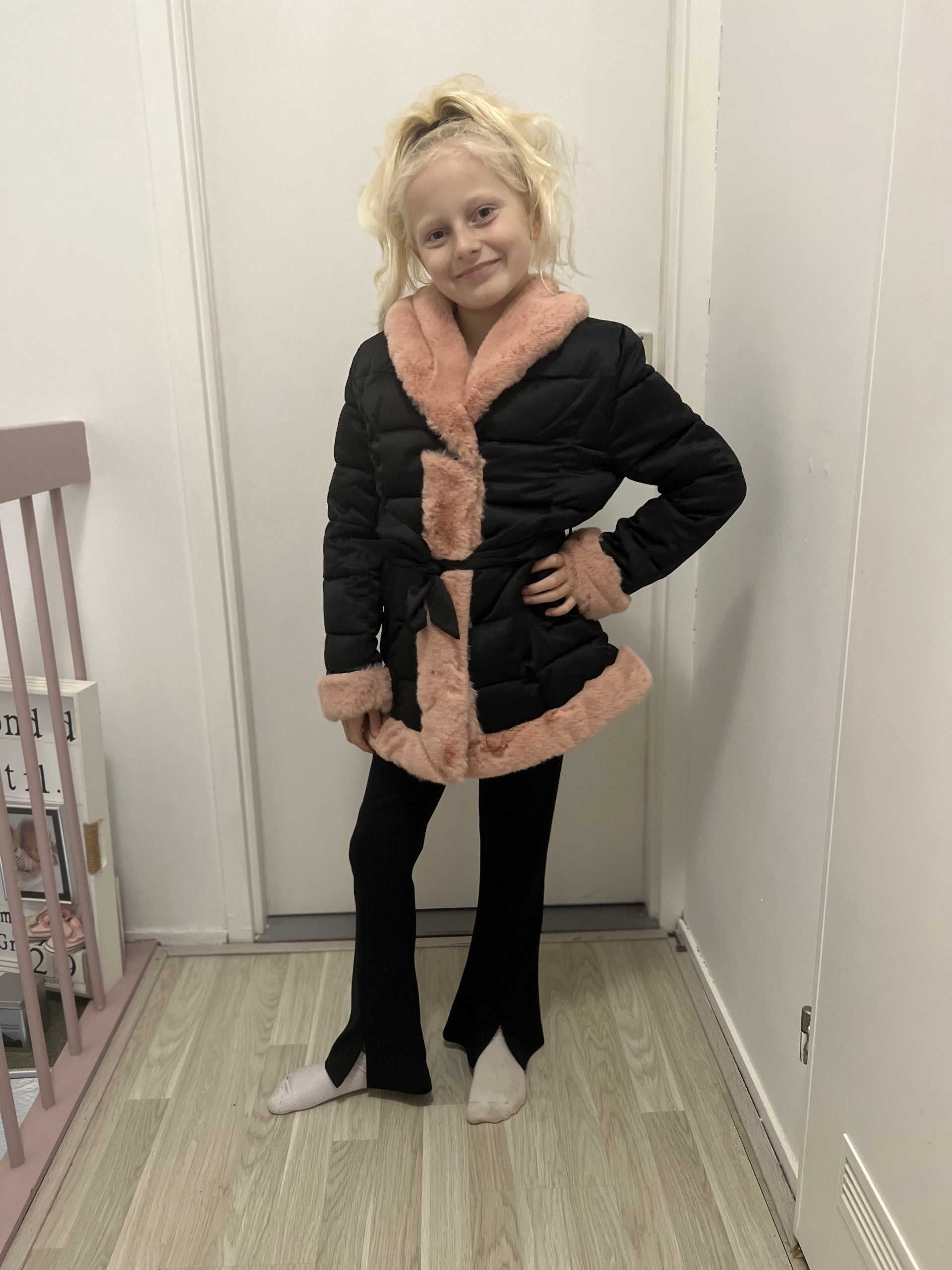 Fashion by Livana | Trendy zwarte winter jas met roze fuzzy bont